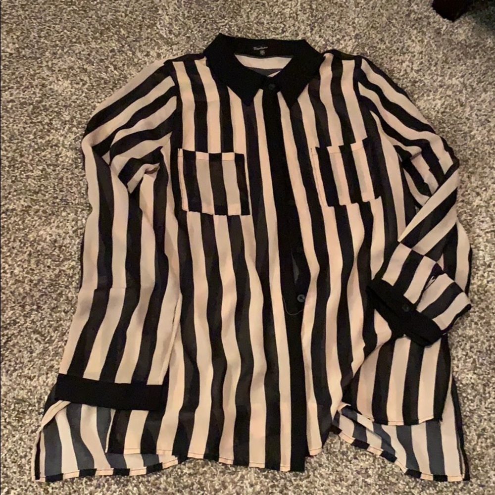 Super cute button up top!